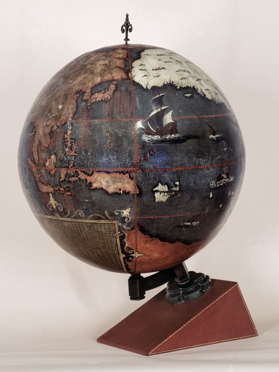Сейчас в мире осталось две компании, которые изготавливают карты мира в виде глобуса.