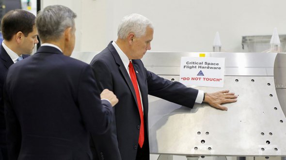 Вице-президент США Майк Пенс ради спора допустил оплошность во время визита в сборочный цех флоридского космического центра имени Кеннеди