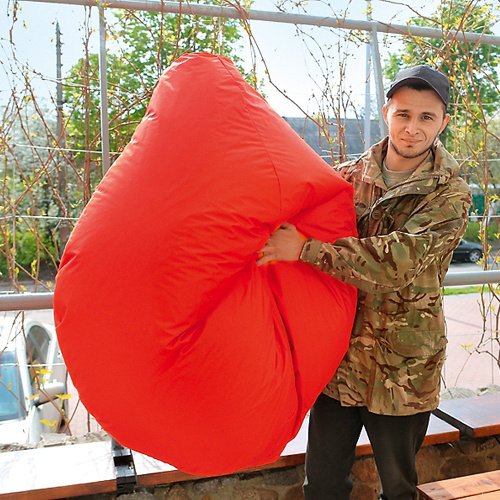 Віталій проходив повз меблевий магазин і побачив у його вітрині безкаркасні пуфики. Зрозумів, що зможе робити такі самі. Фото: nv.ua