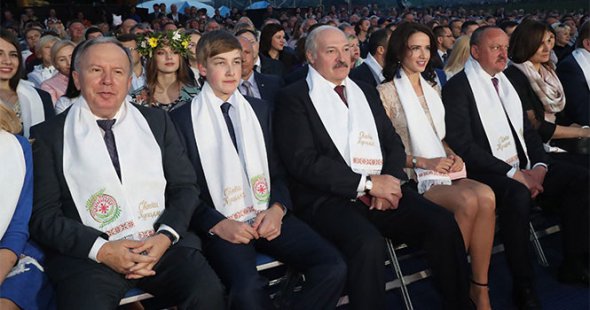 На концерті праворуч від Лукашенка сидів його молодший син Коля, по ліву руку - красива брюнетка.