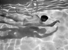 Фото оголених купальщиків басейну