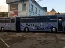 Його лицева частина із нержавіючої сталі, такою обшивають підлогу й деякі частини позашляховиків.