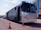 Його лицева частина із нержавіючої сталі, такою обшивають підлогу й деякі частини позашляховиків.