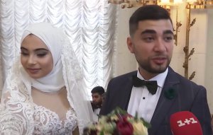 Наречені ­Руслан і Самар стоять у фойє Центрального РАЦСу вранці 7 липня. Весілля пари було за мусульманським звичаєм. Наречена одягла фату поверх ­хіджаба. Заручилися 1 січня 2017 року