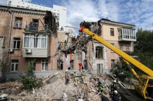 Рятувальники розбирають завали будинку на проспекті Голосіївському, 70, у Києві. Спеціальна комісія вирішить, чи підлягає він відновленню