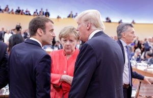Президент Франції Еммануель Макрон (на фото ліворуч), канцлер Німеччини Анґела Меркель (в центрі) і лідер США Дональд Трамп говорять у перерві під час саміту ”Великої двадцятки” 7 липня в Гамбурзі, Німеччина. Обговорювали також ситуацію на Донбасі. Після цієї розмови Дональд Трамп зустрівся із президентом Росії Володимиром Путіним