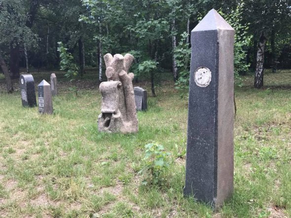 Памятники, возобновленные после уничтожения еврейского кладбища