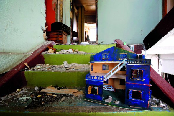 Іграшковий будинок стоїть на сходах ”хрущовки”, яку зносять у рамках проекту реновації житла у Москві. Люди протестували, але знесення не скасували