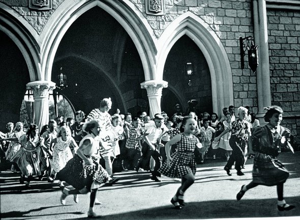 18 липня 1955 року діти поспішають на відкриття парку розваг ”Діснейленд” в Анахаймі, штат Каліфорнія, США. Усі атракціони тут облаштовані за мотивами мультфільмів компанії Волта Діснея (1901–1966). Щороку парк відвідують близько 15 мільйонів осіб
