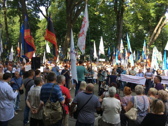 Під Міністерством охорони здоров’я проходить мітинг проти прийняття медичної реформи