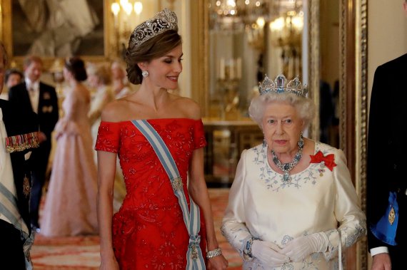 Испанская монаршая семья встретилась с английской королевой