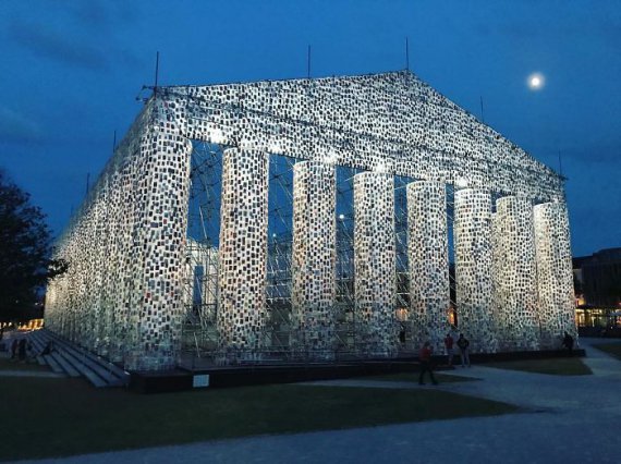 Необычное здание: построили храм из запрещенных книг