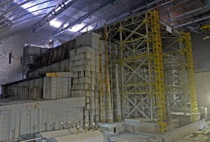 Так выглядит разрушенный блок Чернобыльской атомной станции под объектом "Укрытие"