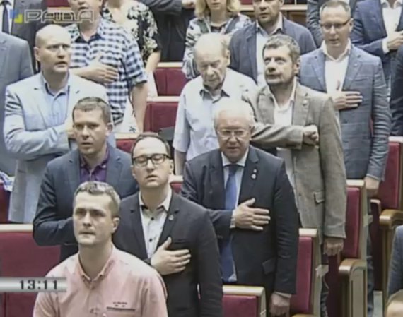 Присутствующие на закрытии шестой сессии Верховной Рады народные депутаты