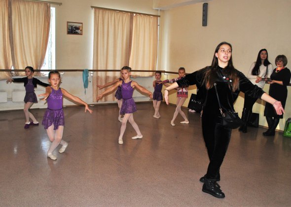 У черкаській балетній школі місяць занять у школі коштує від 200 до 300 грн. два/три рази на тиждень.