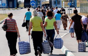 За год количество переселенцев в Украине из Крыма и Донбасса сократилась примерно на 200 000 человек.