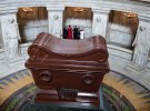 Гробница Наполеона в парижском Доме инвалидов. Сзади - президенты Франции Макрон и США Трамп с супругами. 13 июля 2017