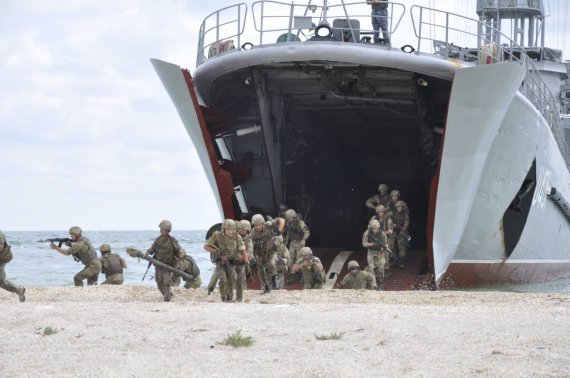 Высадка войск на остров в рамках учений "Си Бриз"