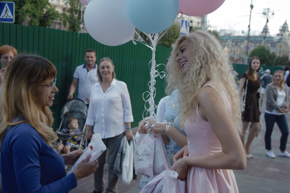 Дизайнер Анастасия Иванова дарила платья на Крещатике в свой день роджения