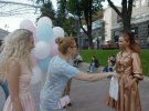 Дизайнер Анастасія Іванова дарувала сукні на Хрещатику у свій день народження