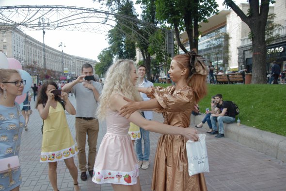 Дизайнер Анастасія Іванова дарувала сукні на Хрещатику у свій день народження