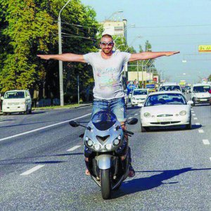 Киянин Костянтин Тарасенко їде столицею на мотоциклі ”Кавасакі zx14r”. На ньому чоловік розбився на другий день після весілля