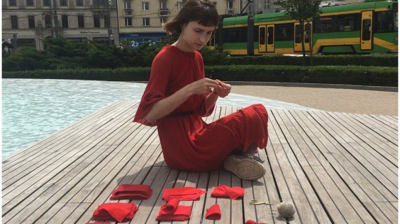 Лия Достлева сшила 298 кукол, чтобы вспомнить каждого из погибших 17 июля 2014