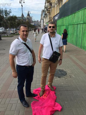 Нардеп Игорь Мосийчук (справа) топчется по флагу Социалистической партии