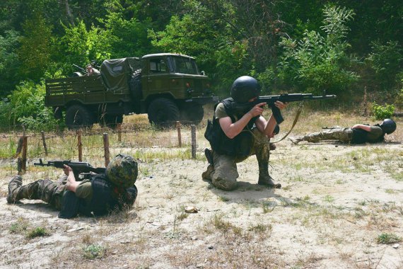 Участники учений преодолели полосу препятствий с имитацией массированных артиллерийских и минометных обстрелов