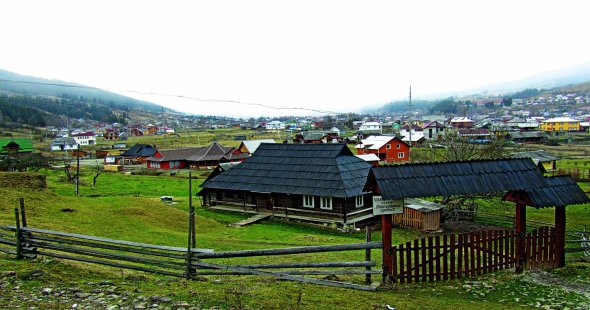 Будинок-музей фільму "Тіні забутих предків" у Верховині. Тут протягом семи місяців в 1963-64 роках жив кінорежисер Сергій Параджанов