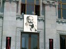 Портрет Параджанова на доме академического театра оперы и балета