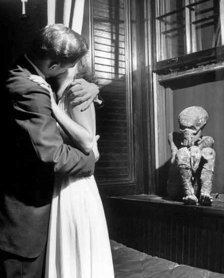 Пара цілується біля мумії студентського братства "Delta Tau Delta" біля Південного університету Севані, 1940 рік. Дівчатам тоді казали "Поцілуй мумію або мене".
