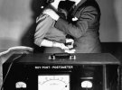 Чоловік і жінка цілуються на детекторі брехні в рамках експерименту, 1939 рік.