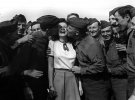 Акторку Мерилін Хер цілують солдати, 1942 рік.