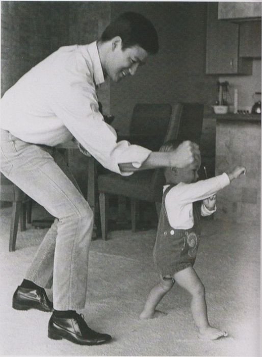 Брюс Ли тренирует сына