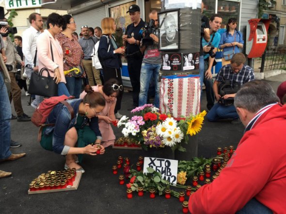 У столиці вшанували пам'ять убитого журналіста Павла Шеремета та вимагають знайти і покарати його вбивць