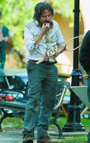 Американський актор Браян Кренстон у фільмі ”У всьому винен єнот” зіграв адвоката, який вирішив раптово піти з дому