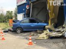 В Киеве BMW влетел в помещение автосервиса: погиб работник