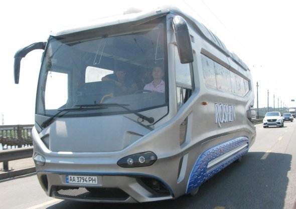 Новый автобус с космическим дизайном курсирует улицами Киева