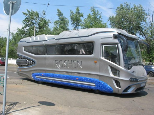 Новий автобус з космічним дизайном курсує вулицями Києва