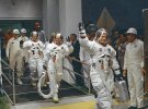 Нил Армтсронг и члены экипажа миссии «Аполлон-11» перед отправкой на стартовую площадку к ракете-носителю для запуска на Луну в Космическом центре Кеннеди в Мерритт-Айленд, Флорида, 16 июля 1969 года.