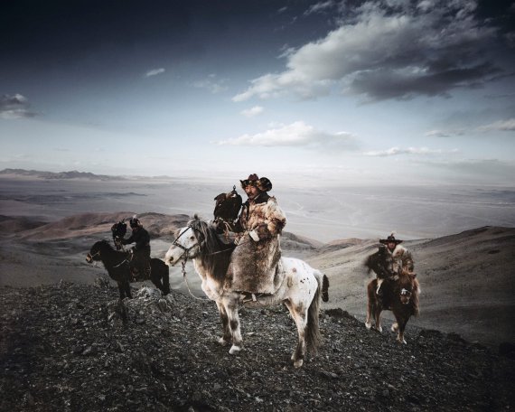 Джимми Нельсон делает невероятные снимки исчезающих племен и коренных народов. 