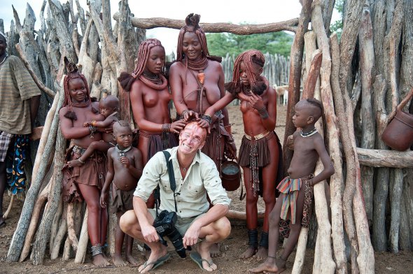 Джимми Нельсон делает невероятные снимки исчезающих племен и коренных народов. 