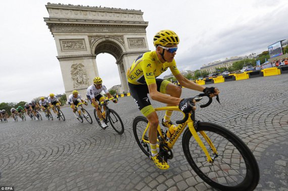 Крис Фрум из команды Sky выиграл «Тур де Франс»