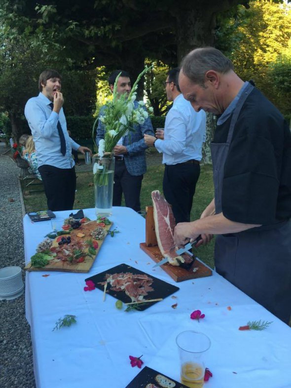 Запрошений шеф-кухар готує перед гостями на французькому весіллі