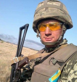 Тіло бійця АТО Максима Бачинського з Дніпра знайшли на залізничних коліях біля села Дубове Верхньодніпровського району на Дніпропетровщині. Повертався додому після реабілітації