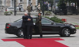 Президент України Петро Порошенко обіймає білоруського колегу Олександра Лукашенка під час його візиту в Київ, 21 липня 2017 року
