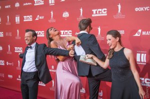 Учасники фолк-гурту ”Деньги вперед” позують на червоній доріжці церемонії закриття Одеського міжнародного кінофестивалю