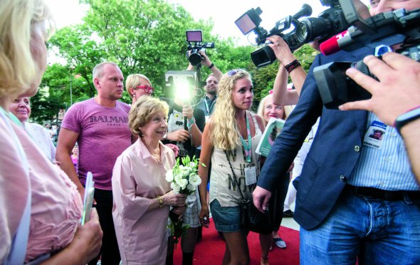 Російська актриса Лія Ахеджакова (із квітами) не раз публічно засуджувала політику Володимира Путіна. Приїхала на Одеський міжнародний кінофестиваль представити фільм ”Лагідна” українського режисера Сергія Лозниці