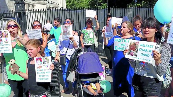 Люди протестують під стінами медзакладу у Лондоні, де перебуває 11-місячний Чарлі Гард. Вимагають дозволити хлопчикові експериментальне лікування у США